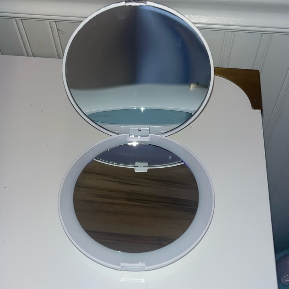 Travel Mirror w Ringlight